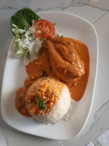 Hähnchenbrust auf fruchtiger Currysauce mit Reis und Salat